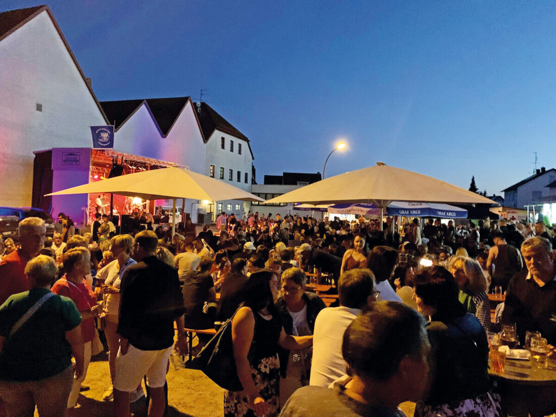 Schwarzenfeld. Am 28. und 29. Juni 2025 feiert Schwarzenfeld sein Bürgerfest mit 6 Bühnen, 23 Musikgruppen und 90 Stunden Live-Musik, kulinarischen Spezialitäten und einer Weinlaube. Ein Fest für alle, unterstützt von zahlreichen Ehrenamtlichen und Vereinen, lädt zu guter Laune und gemeinschaftlichem Genuss ein.