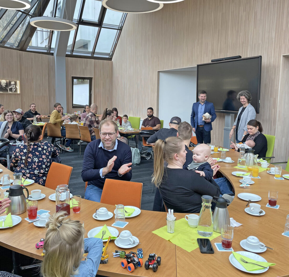 Schwarzenfeld. Am 9. November 2024 fand das 2. Babyfrühstück des Marktes statt, bei dem 14 Familien teilnahmen und Geschenke erhielten.