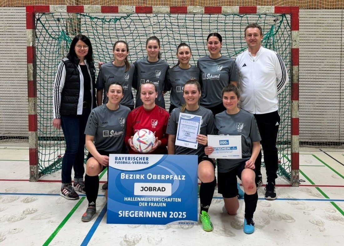 Schwarzenfeld. Die Frauen des 1.FC Schwarzenfeld gewinnen die Futsal-Bezirksmeisterschaft und qualifizieren sich für die Bayernmeisterschaft in Treuchtlingen. Der SC Regensburg dominiert bei den U17-Juniorinnen und sichert sich den Sieg im Finale gegen TSV Neudorf mit 5:4 nach Elfmeterschießen.