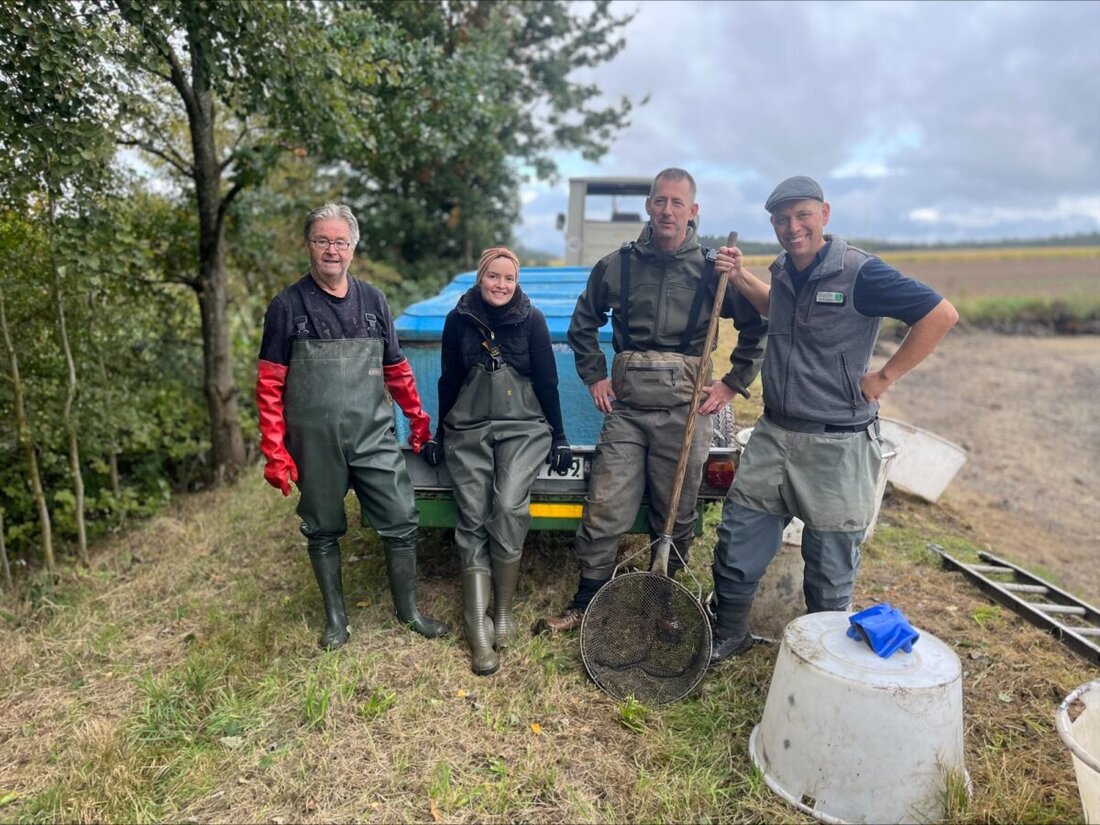 Tirschenreuth. Fischer aus der Schweiz besuchten zur Karpfensaison das Land der 1000 Teiche in der Oberpfalz. Sie erlebten das Teichabfischen und besichtigten lokale Fischzuchtbetriebe, was sie tief beeindruckte.