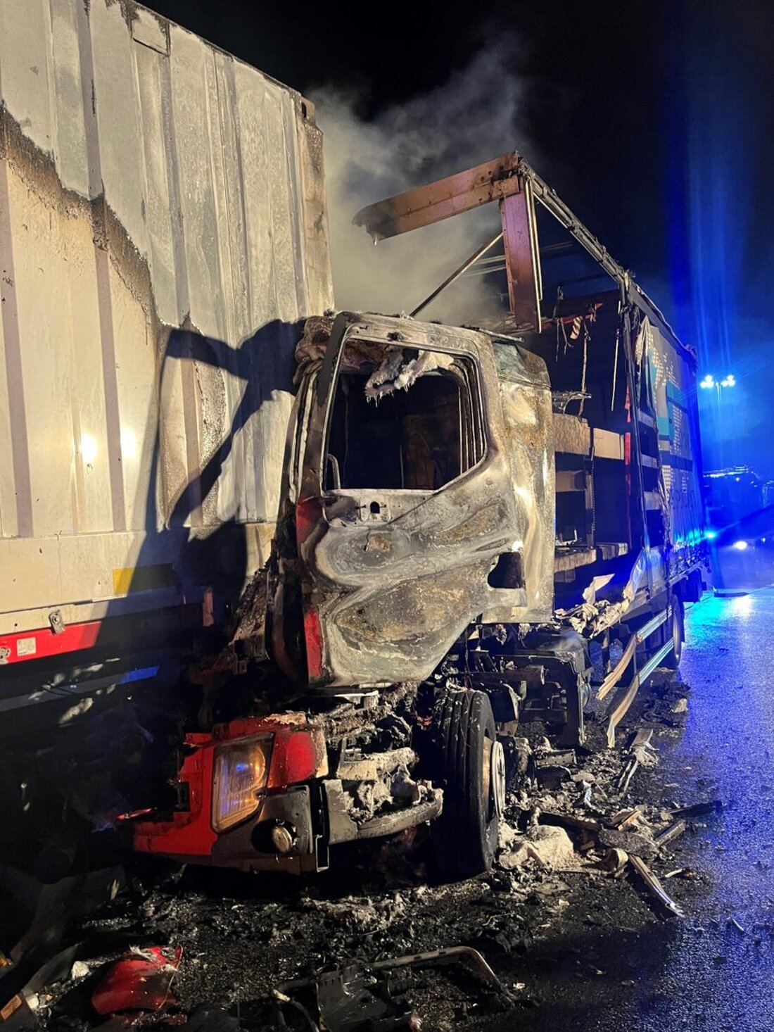 Waidhaus. Auf der Autobahn A6 kam es am 19. November zu einem schweren Unfall mit zwei Lastwagen, wobei ein Fahrer schwer verletzt wurde und die Autobahn stundenlang gesperrt war. Der Gesamtschaden beträgt ca. 200.000 Euro.