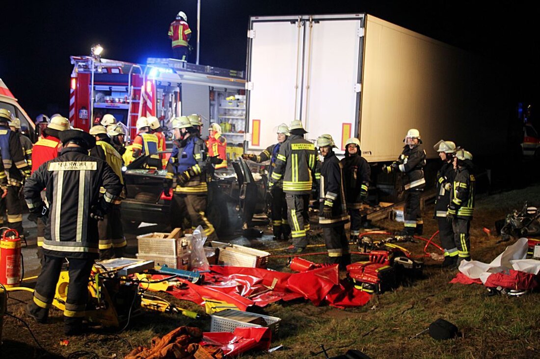Weiden. Auf der A93 hat es einen schweren Unfall gegeben. Die Autobahn ist in Richtung Norden komplett gesperrt. Auf Höhe der Ausfahrt Frauenricht kam es vor wenigen Minuten zu einem [&hellip;]