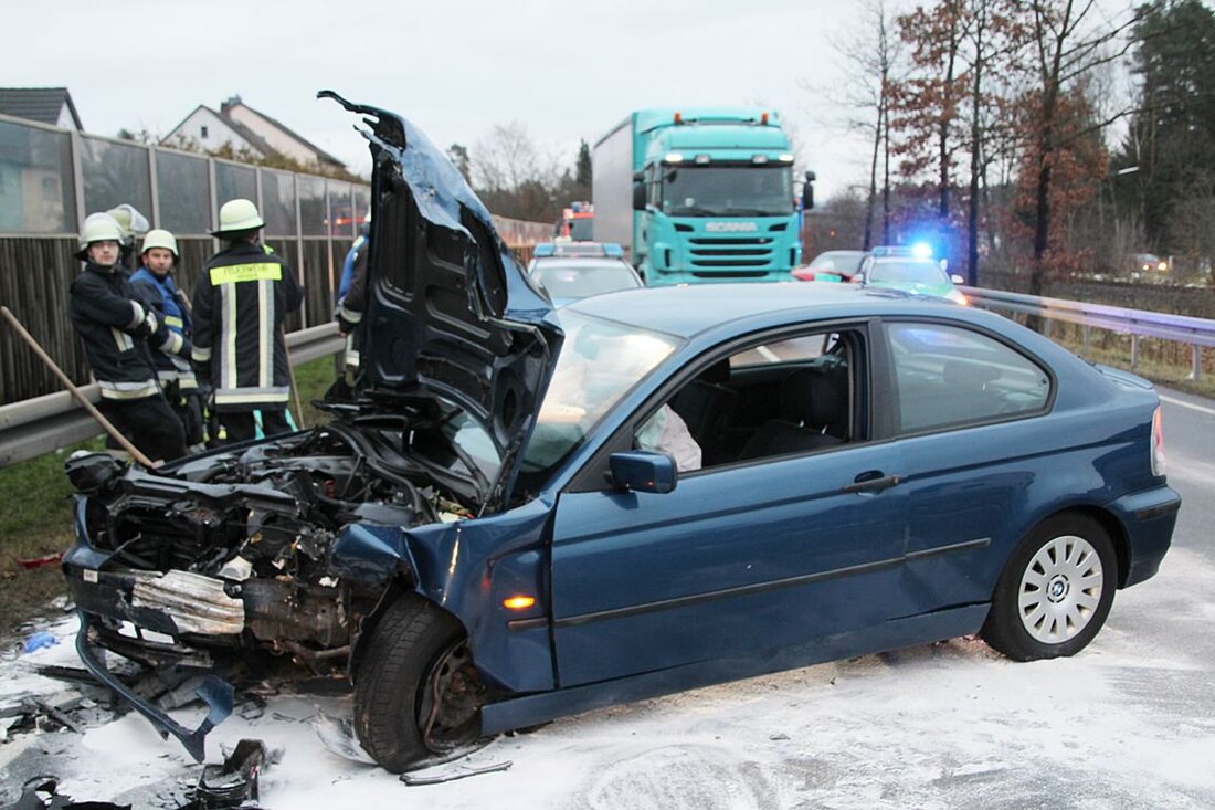Weiden. Ein schwerer Unfall auf der B470 legte heute Morgen den Verkehr kurz vor der Einfahrt zur Straßenmeisterei in Weiden lahm.  Nach ersten Meldungen fuhr ein Fahranfänger (18) aus Grafenwöhr gegen 7.00 [&hellip;]