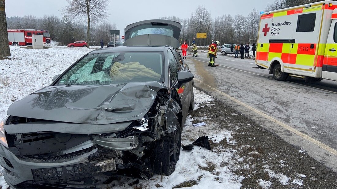 Bechtsrieth. Zwei Autos sind auf der B22 kollidiert. Noch ist unklar, wie es zu dem schweren Unfall gekommen ist.  Nach ersten Meldungen sind auf der B22 bei Bechtsrieth zwei Autos [&hellip;]