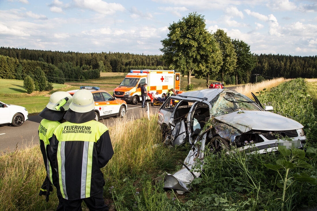 Neusorg. Mit hohem Tempo war ein Autofahrer (21) mit einem VW Passat von Schwarzenreuth in Richtung Ebnath unterwegs. Dann kam es zum Unfall.  Aus noch ungeklärter Ursache verlor der junge Mann [&hellip;]