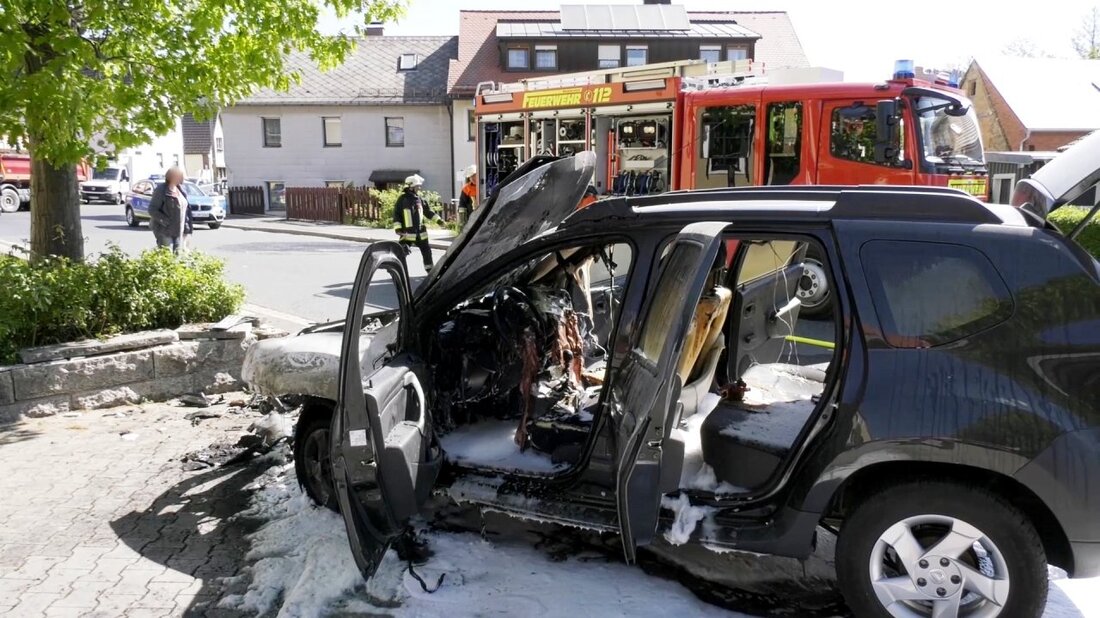 Waldershof. Äußerst unsanft endete die Autofahrt einer Frau in Waldershof. Nachdem die Fahrerin mit ihrem Wagen in der Rathauszufahrt gegen eine Mauer geprallt war, fing das Auto Feuer.  Aus bislang unbekannten Gründen [&hellip;]