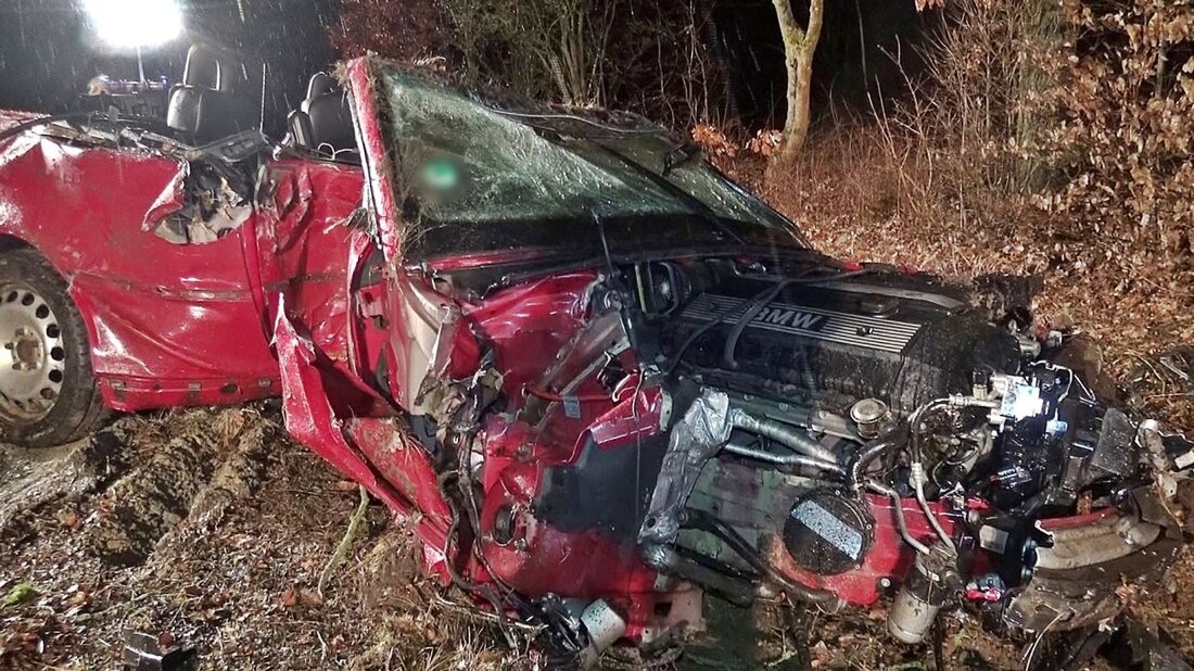 Pressath/Trabitz. Zu einem schweren Verkehrsunfall rückten Rettungs- und Polizeikräfte heute Nacht gegen 0.40 Uhr aus. Eine Autofahrerin (20) war von der Straße abgekommen, prallte gegen einen Baum und überschlug sich [&hellip;]