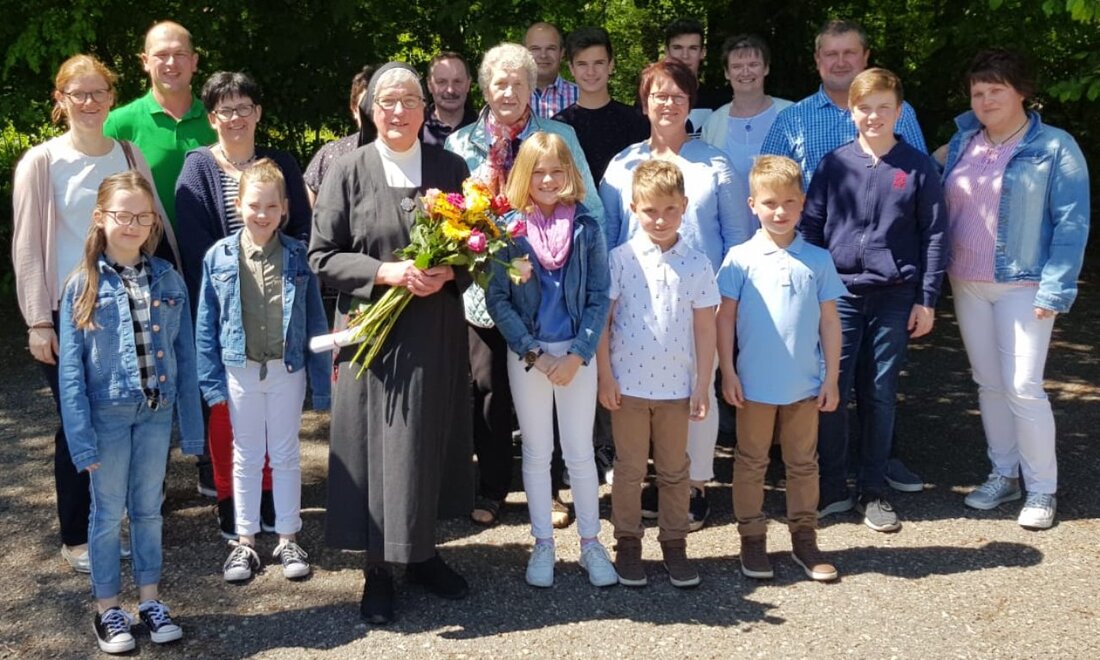 Döllnitz/Mallersdorf. Einige Geburtstage hat Schwester Maurita, Theresia Rieder aus Döllnitz, mit Papst Johannes Paul II gefeiert. Ihren 80. Geburtstag verbrachte sie aber im Kreise ihrer Familie.  Von Sieglinde Schärtl  Schwester Maurita [&hellip;]