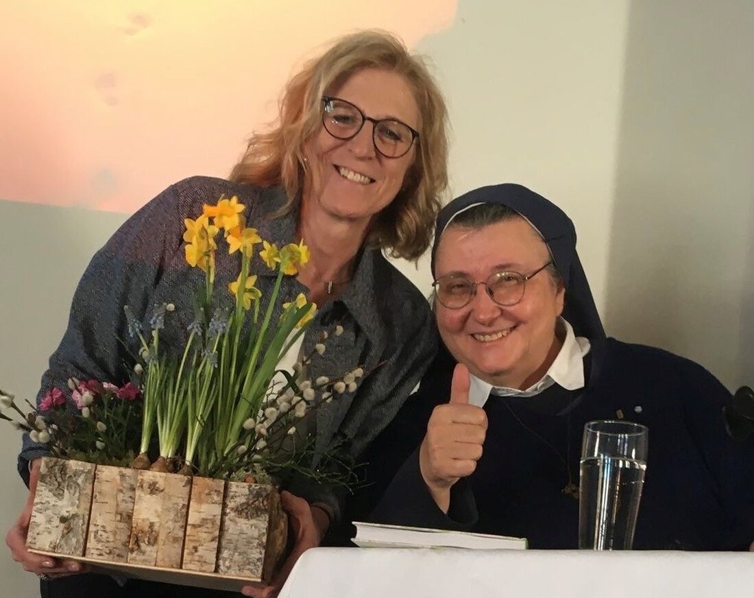 Schwester Teresa Zukic verzauberte mit ihrem Vortrag "Lebe, lache, liebe" den katholischen Seniorenkreis durch ihre Lebensfreude und motivierende Art. Ihr Buch und ihr Glaube an Gott standen im Mittelpunkt dieses inspirierenden Nachmittags.
