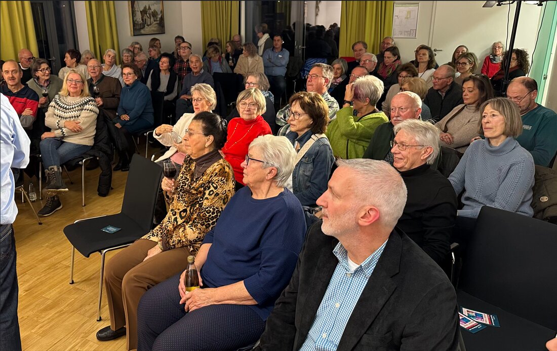 Schirmitz. Die Dorfweihnacht startete am ersten Adventswochenende mit einer stimmungsvollen Lesung im Bürgersaal. Liedermacher Hubert Treml aus Weiden begeisterte das Publikum und setzte den Ton für drei festliche Tage.