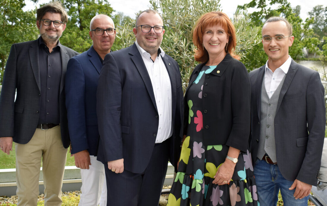 Neustadt/WN. Sebastian Denzler übernimmt als neuer Präsident die Führung des Lions Club Neustadt-Lobkowitz, Andrea Gollwitzer erhält Applaus für ihr Amtsjahr.