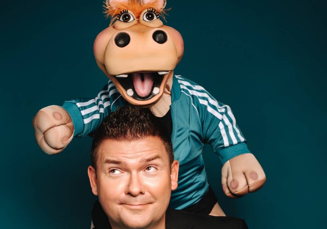 Selb. Die Agentur Streckenbach präsentiert im Selb, Rosenthal-Theater die neue Comedyshow "Purer Zufall" mit Bauchredner Sebastian Reich und Nilpferd Amanda, voller Spaß und unvorhersehbarer Überraschungen. Tickets gibt es auf okticket.de.