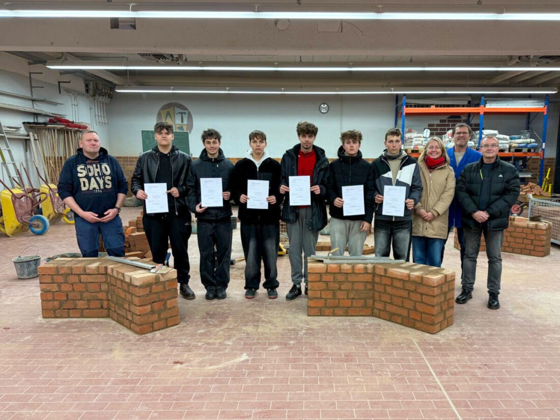 Weiden. Sechs tschechische Maurer-Auszubildende besuchten das Bildungszentrum der Handwerkskammer. Sie nahmen an der überbetrieblichen Unterweisung teil und lernten im Geschichtspark Bärnau-Tachov Handwerkstechniken kennen.