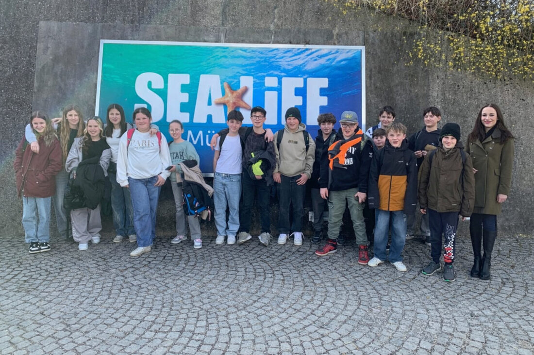 Erbendorf. Sechstklässler der Mittelschule Erbendorf erkundeten im SEA LIFE München die Welt der Meere. Die Exkursion vertiefte Themen aus Natur und Technik und machte Nahrungsketten und den Schutz von Korallenriffen greifbar.