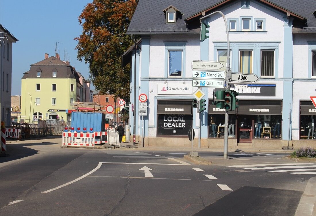 Weiden. Tolle Nachrichten für alle Autofahrer! Die Kanalbauarbeiten in der Luitpoldstraße sind beendet. Seit heute ist die Luitpoldstraße wieder für den öffentlichen Verkehr freigegeben. Damit sind die Kanalbauarbeiten in dem [&hellip;]