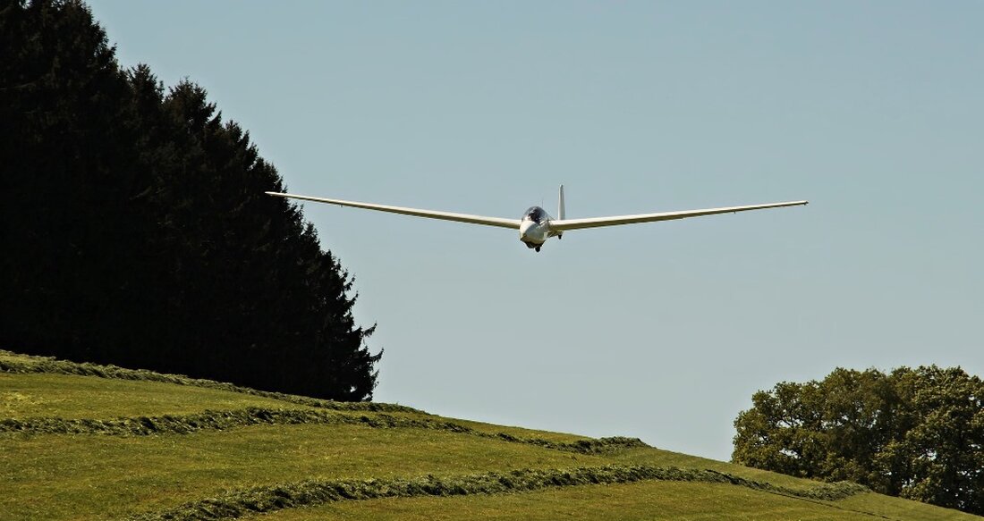 Wackersdorf. Am 14. Juni um ca. 15.38 Uhr stürzte ein Modellflugzeug ohne Personen zu gefährden in den See, Schaden circa 500 Euro.