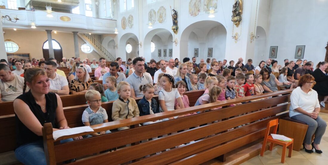 Floß. Pfarrer Max Früchtl segnet beim Abschlussgottesdienst die Kinder des Kindergartens St. Johannes Maria Vianney. Neue Leitung durch Svenja Horn und Stellvertreterin Michaela Kunz bekanntgegeben.