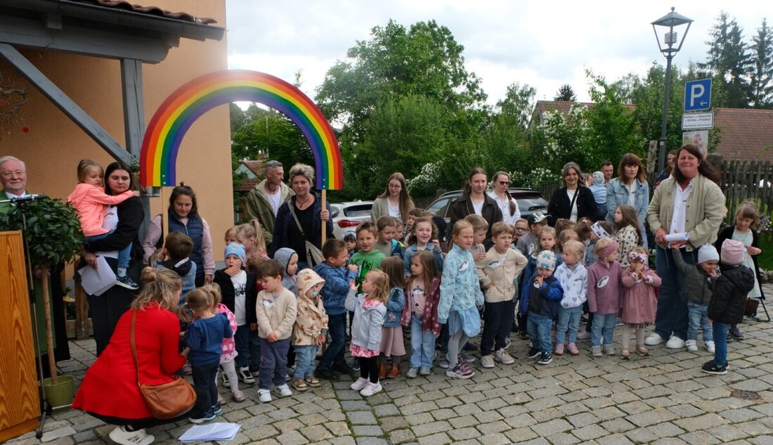 Floß. Der evangelische Kindergarten „Unterm Regenbogen“ wurde nach Erweiterung und Sanierung festlich gesegnet. Ein Festzug zog von St. Johannes zum Haus; Kinder sangen, der Posaunenchor spielte, der Architekt spendete 4000 €.