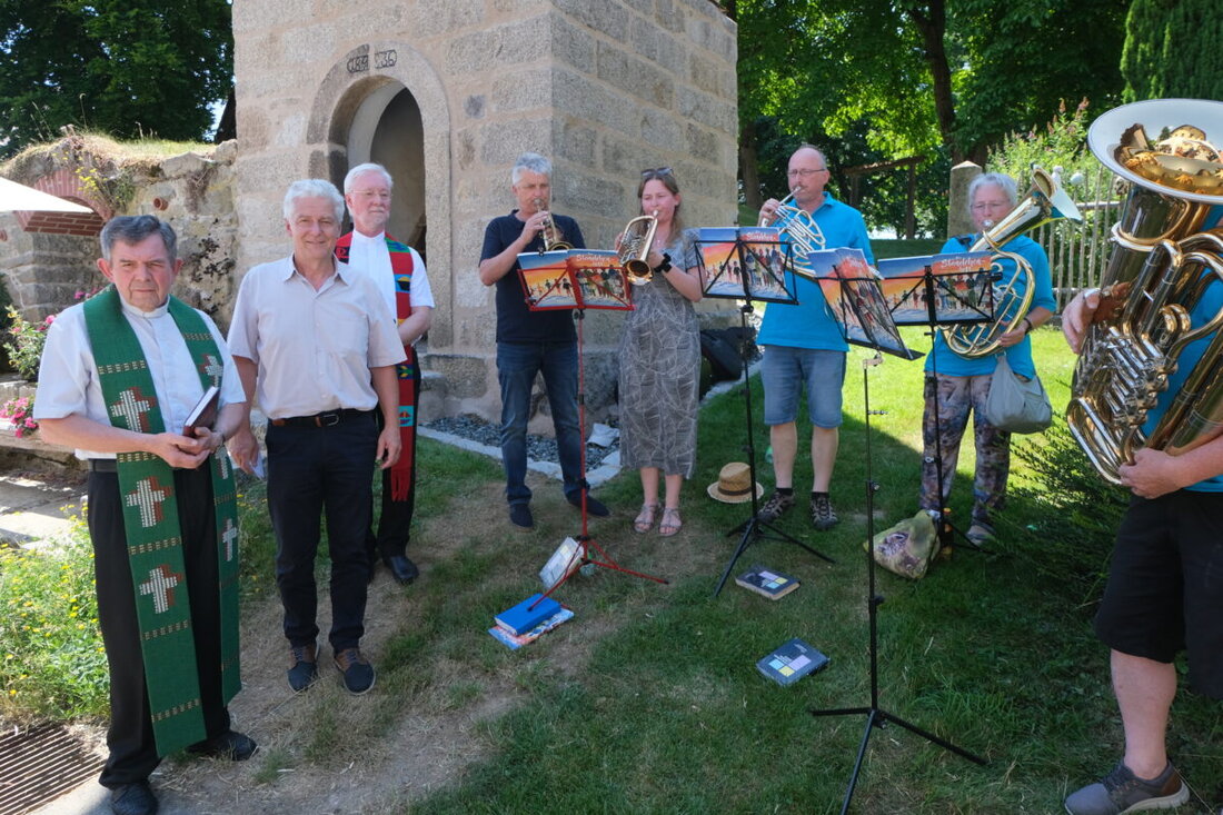 Floß. Der restaurierte Glockenturm in Schlattein wurde bei Feierlichkeiten unter großer Hitze kirchlich gesegnet, symbolisiert als Zeichen des Zusammenhalts. Der Bau, der 120.000 Euro kostete und mit 66 Prozent staatlich gefördert wurde, ist Ausdruck der Dorfgemeinschaft und Tradition.