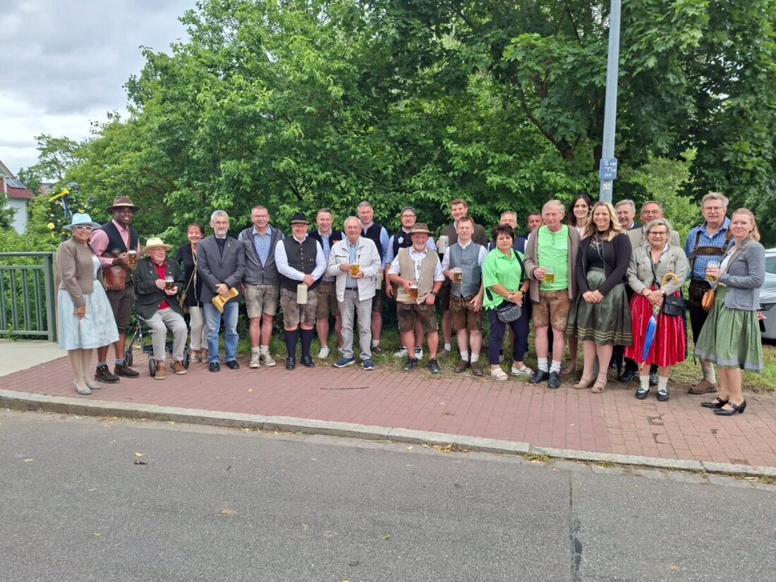 Schnaittenbach. Zur Vituskirchweih schmücken Gartenbauverein und Organisatoren die Statue des Hl. Vitus an der Vitusbrücke mit einem Kranz. Pfarrer Helmut Brügel segnete und sprach Fürbitten; der Brauch geht auf Willi Meier zurück.