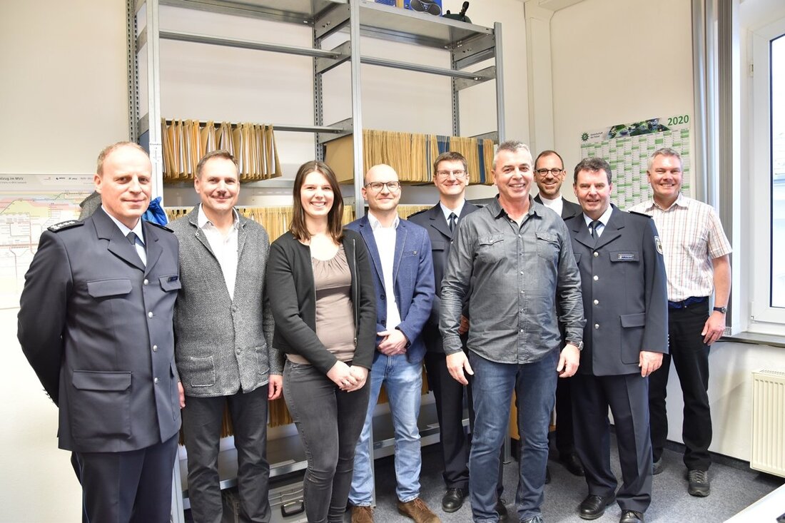 Weiden. Im zweiten Stock des Bahnhofsgebäudes, dort wo früher in einer ärztlichen Praxis Untersuchungen durchgeführt wurden, werden nun “Schwarzfahrdelikte” untersucht. Die 13 Beschäftigten der Zentralen Bearbeitungsstelle für Fahrgelddelikte (ZBFD) der [&hellip;]