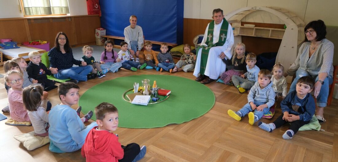 Floß. Im Kindergarten St. Johannes Maria Vianney spendete Pfarrer Max Früchtl den Kindern den Segen und stärkte mit Liedern und Gebeten die Gemeinschaft. Die erhoffte Erweiterung und Sanierung soll bis 2027 gelingen.