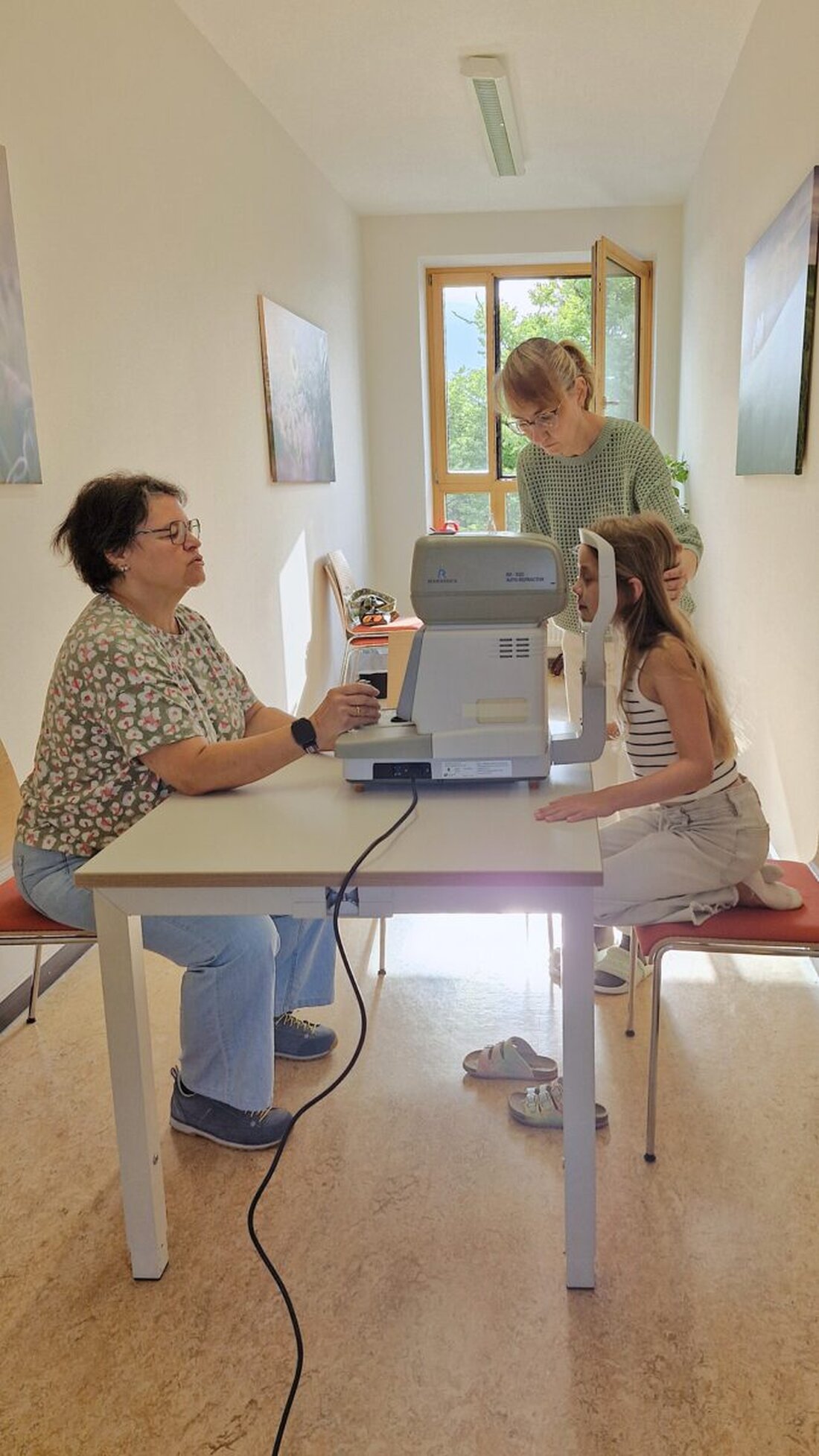 Teublitz. Im Juli testete Optik Langen an der Grund- und Mittelschule rund 350 Schüler auf Sehschwächen. Die Aktion, die alle zwei Jahre stattfindet, ermöglichte schnelle Checks und Beratung bei Auffälligkeiten.