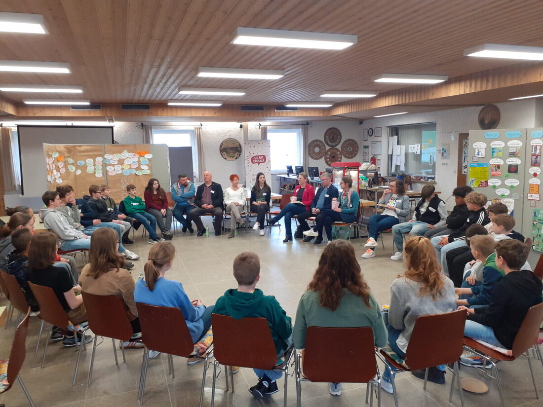 Amberg. Das Jugendbeteiligungsprojekt "Sei AM Drücker!" lädt Jugendliche ein, am 9. Mai 2025 Ideen für eine jugendfreundliche Stadt vorzustellen. Kostenlose Pizza und Getränke sowie eine Verlosung erwarten die Teilnehmer.