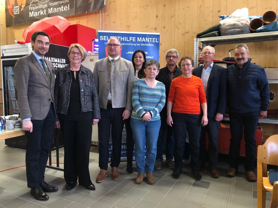 Mantel. Fast zu einer Großveranstaltung wurde die 100-Jahr-Feier der Selbsthilfe Mantel. Die neue, große Fahrzeughalle der Feuerwehr war bis auf den letzten Platz besetzt. 