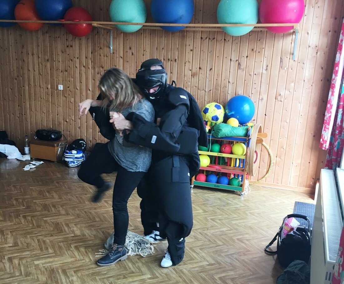 Tirschenreuth/Pechbrunn. Schreien, schlagen, treten, sich aus Bodenlage, Würgegriff oder einem Ziehen am Pferdeschwanz befreien und wegrennen: Das alles lernten die Teilnehmerinnen des vhs-Selbstverteidigungskurses in Pechbrunn. Im Ganzkörper-Schutzanzug musste der Trainer [&hellip;]