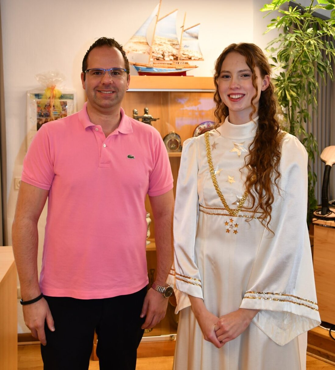 Burglengenfeld. Selina Menacher ist das neue Christkind und eröffnet am 29. November 2024 den Adventsmarkt mit einem feierlichen Umzug. Die 15-jährige Schülerin ist auch in anderen Adventsveranstaltungen engagiert und feiert im Advent ihren 16. Geburtstag.