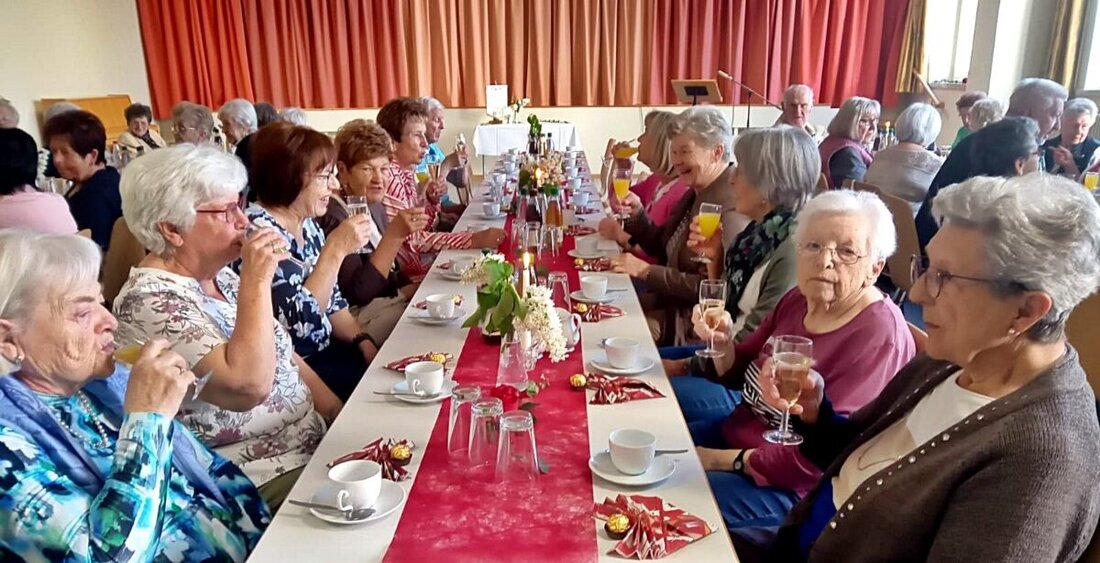 Schirmitz. Die Pfarrei-Senioren feierten im Pfarrsaal den Mutter- und Vatertag mit Musik, Gebet und gemütlichem Beisammensein. Dank galt den ehrenamtlichen Helfern, die für eine gelungene Veranstaltung sorgten.