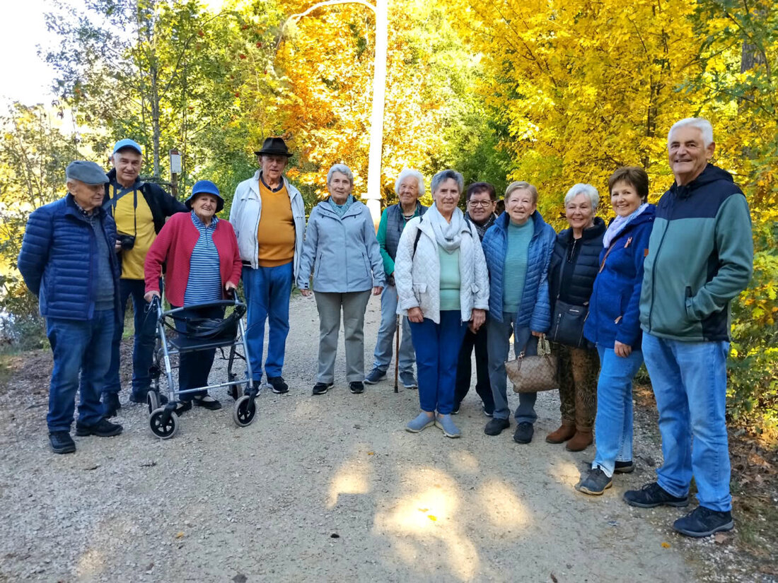 Maxhütte-Haidhof. Eine Seniorengruppe verbrachte im Wildpark Höllohe einen geselligen Nachmittag mit Spaziergang vorbei an Rot- und Damwild und ließ ihn bei Kaffee und Kuchen ausklingen. Organisiert vom Seniorenbeirat.