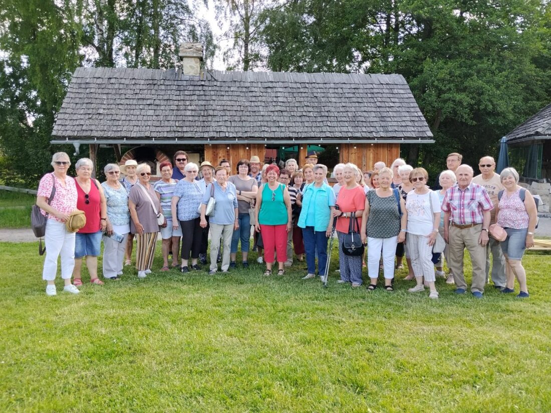 Maxhütte-Haidhof. Trotz sommerlicher Hitze erkundeten knapp 50 Seniorinnen und Senioren den Geschichtspark Bärnau-Tachov mit Führung. Sie erhielten Einblicke ins Leben vom neunten bis 14. Jahrhundert; organisiert vom Seniorenbeirat.