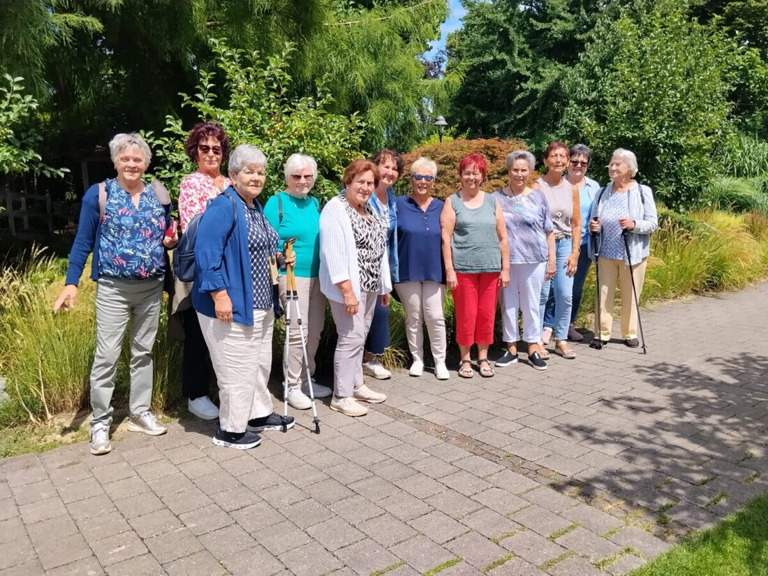 Maxhütte-Haidhof. 50 Seniorinnen und Senioren erlebten im Dehner Blumenpark in Rain am Lech einen blühenden Nachmittag auf rund 115.000 Quadratmetern, flanierten durch Schaugärten und bewunderten die Flamingos.