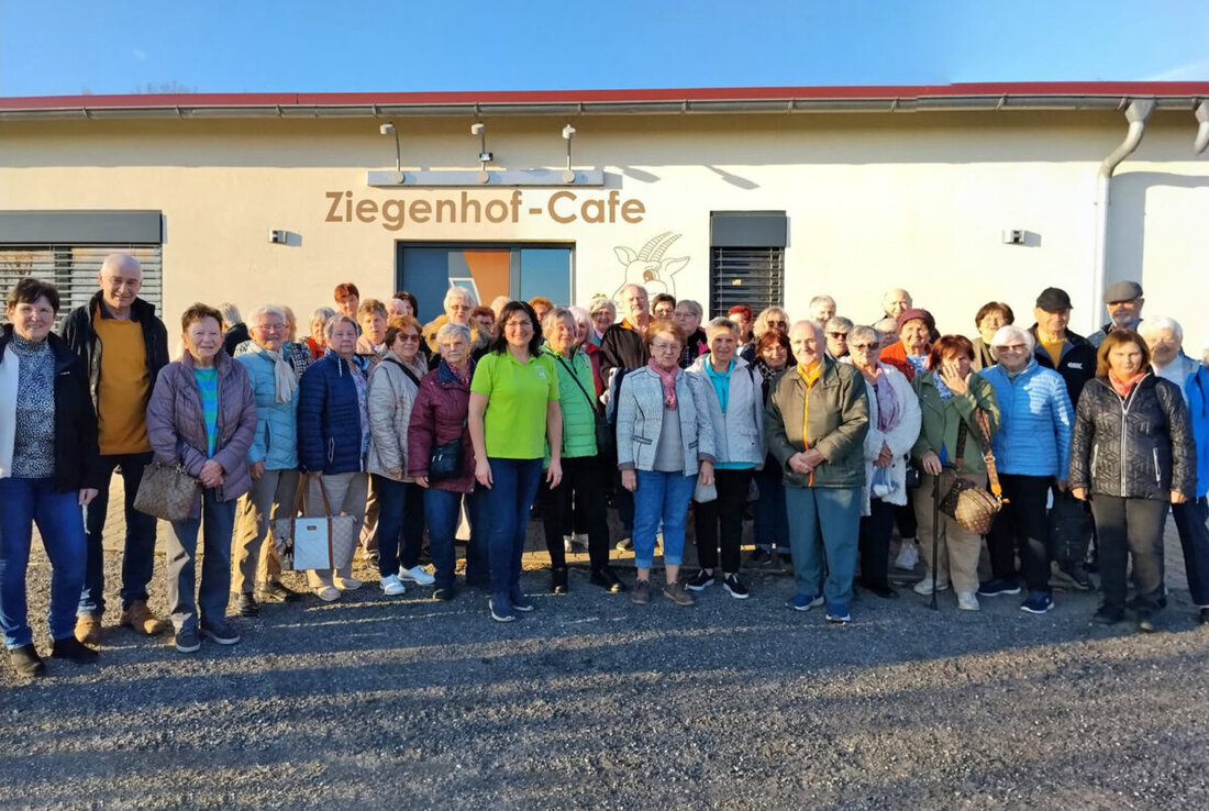 Maxhütte-Haidhof. Mitte März besuchten knapp 50 Seniorinnen und Senioren aus der Stadt den Ziegenhof Deß in Freystadt, erlebten Stallführung, Melkstand und Musik der Bäuerin. Im Ziegencafé gab es Kaffee und Kuchen.