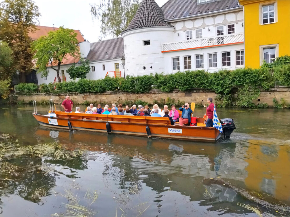 Amberg. Der Seniorenbeirat Maxhütte-Haidhof organisierte eine Plättenfahrt auf der Vils, an der 48 Seniorinnen und Senioren in zwei Plätten teilnahmen. Einkehr und Altstadtbummel schlossen sich an.