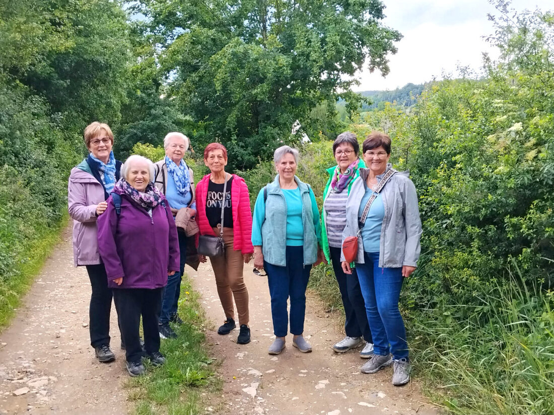 Maxhütte-Haidhof. Der Seniorenbeirat lud zur Wanderung von Greinhof entlang der Naab zur Georgimühle in Schirndorf ein. Trotz wechselhaften Wetters erreichten alle trocken das Ziel; insgesamt kamen 35 zusammen.