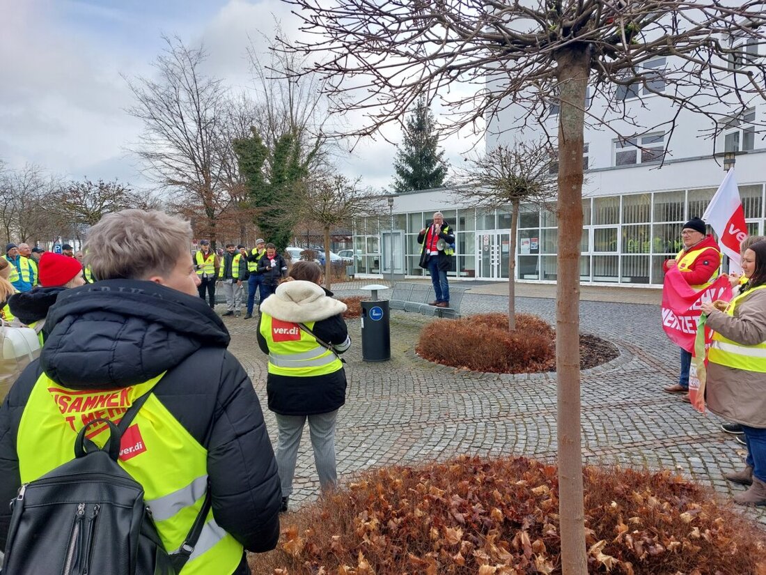 Weiden. Ver.di Senioren zeigen Solidarität in Tarifauseinandersetzungen und fordern aktive Teilnahme der Beschäftigten. Es geht um gerechte Angebote und den Kampf gegen Nullrunden in verschiedenen Sektoren.