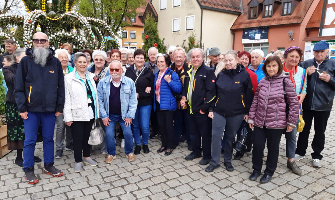 Maxhütte-Haidhof. Der Seniorenbeirat veranstaltete eine Osterbrunnenfahrt in die Fränkische Schweiz, bei der 50 Teilnehmer den weltgrößten Osterbrunnen in Bieberach mit 11.108 handbemalten Eiern besichtigten.