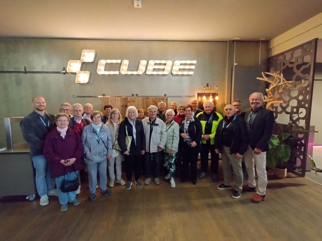 Waldershof. Auf Einladung besuchten Seniorenbeauftragte das CUBE Fahrradwerk, wobei Bedeutung und Innovationen von E-Bikes hervorgehoben wurden. Das Unternehmen produziert täglich bis zu 6.000 Fahrräder, im Jahr 2024 wurden rund 980.000 Stück gefertigt.
