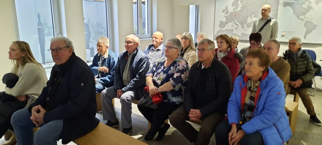 Erbendorf. Seniorenbeauftragte und Quartiersmanager besuchten das Museum "Flucht-Vertreibung-Ankommen", erhielten Einblicke in Flucht- und Vertreibungsgeschichten und waren von der Ausstellung beeindruckt.