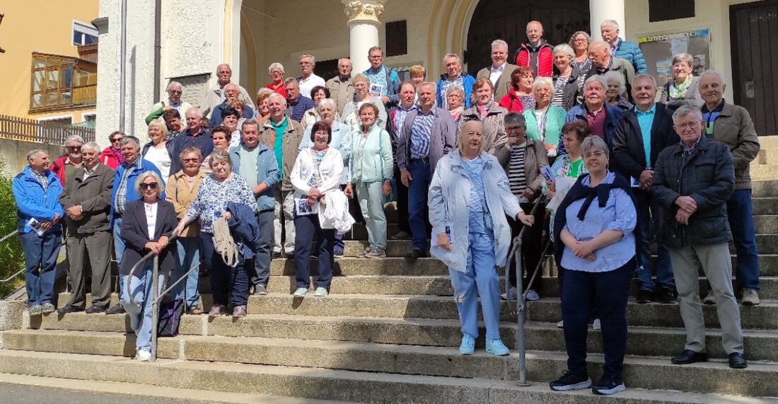 Speinshart. Senioren der Pfarreiengemeinschaft erlebten einen abwechslungsreichen Ausflug nach Sulzbach-Rosenberg mit Gottesdienst und Einblicken in die Polizeiarbeit. Der Tag förderte Gemeinschaft und bot neben spirituellen Momenten auch spannende polizeiliche Erfahrungen.