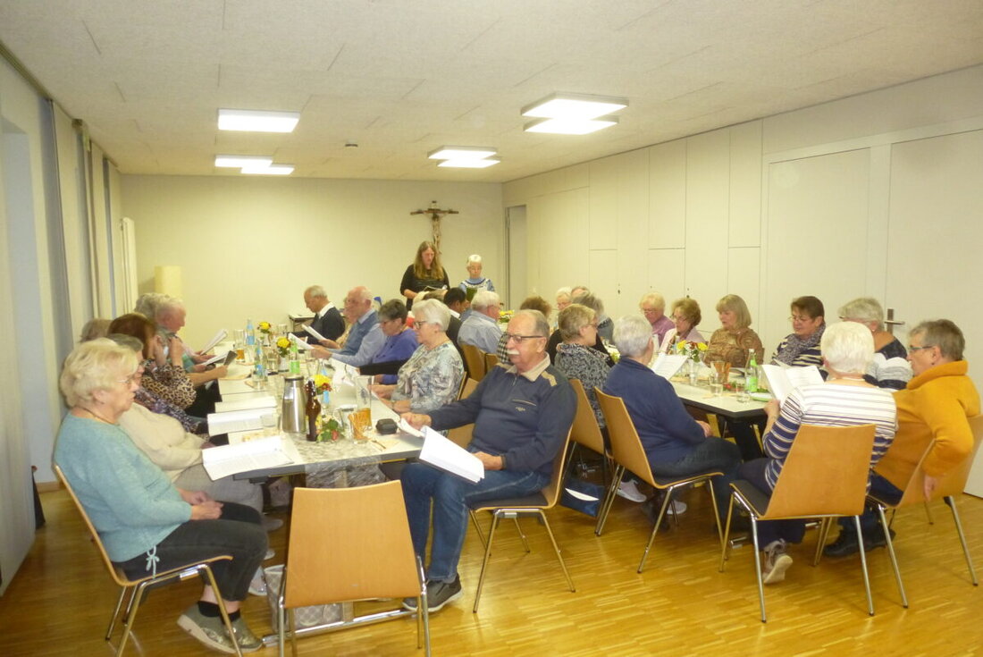 Kaltenbrunn. Senioren sangen und feierten die Einleitung der Kaltenbrunner Kirwa im Pfarrheim St. Martin. Es gab Kirchweihkuchen und der nächste Treff ist am 10. Dezember.