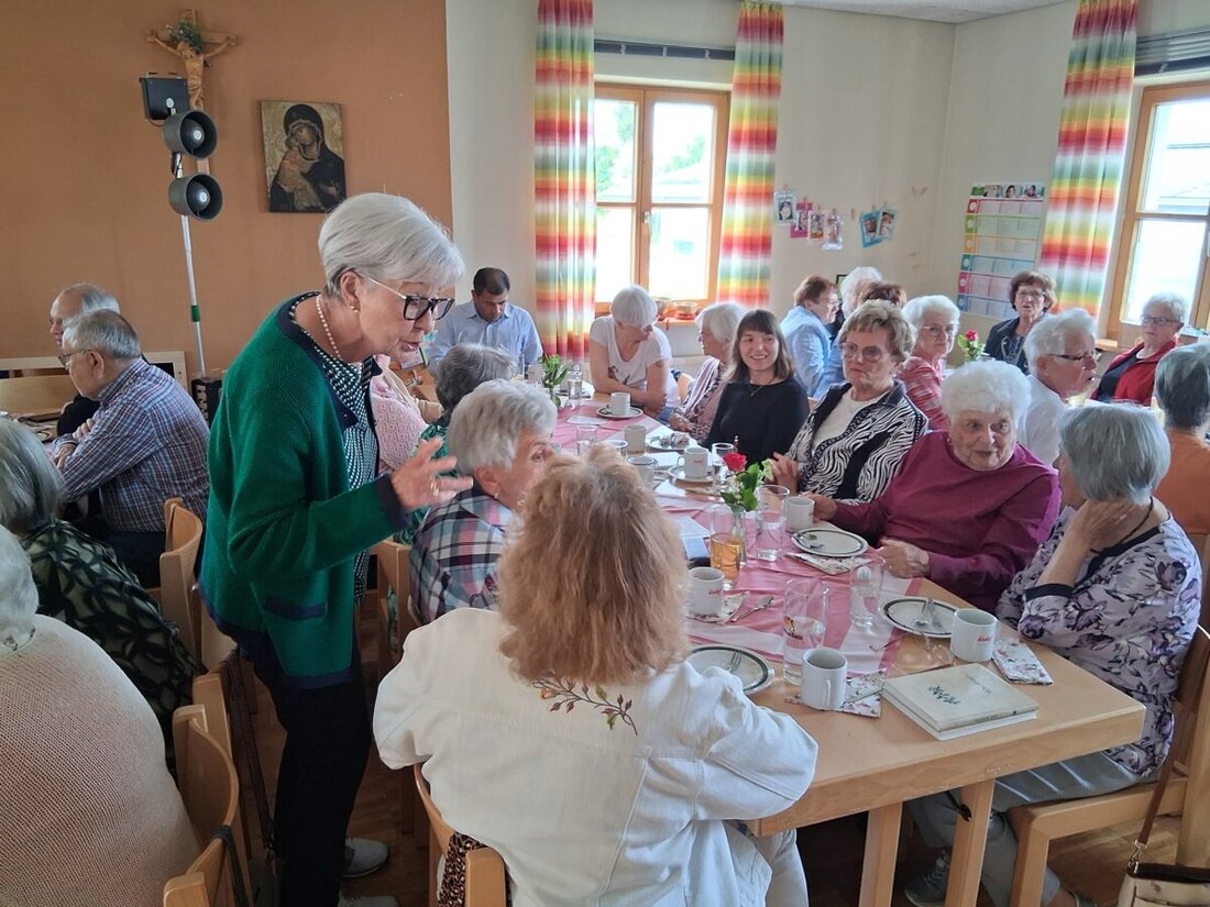 Weiherhammer. Volles Haus bei der Mutter- und Vatertagsfeier am 21. Mai: Geistliche kamen, es mussten Stühle nachgerückt werden. Lieder, Kuchen und Blumen vom Bürgermeister prägten den Nachmittag; Ausflug am 24. Juni.