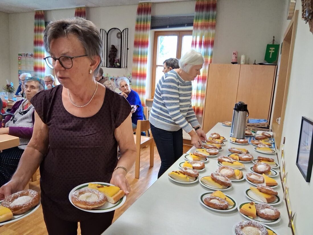 Weiherhammer. Senioren feierten im Pfarrheim eine fröhliche Kirwa. Michael Bertelshofer sorgte mit Akkordeon für Stimmung. Das Team servierte Kaffee, Kuchen, Kücheln und saure Bratwürste. Mundart, Anekdoten und Alfons Bogner rundeten ab.