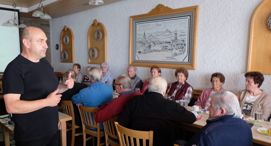 Floß. Polizeihauptkommissar Alexander Franz informierte im Gasthaus „Weißes Rössl“ Senioren des Klubs 70 über Trickbetrug wie den Enkeltrick. Im KPI-Bereich Weiden gab es 2024 bereits 143 Fälle von Betrug mit einer Gesamtbeute von 232.613 Euro.