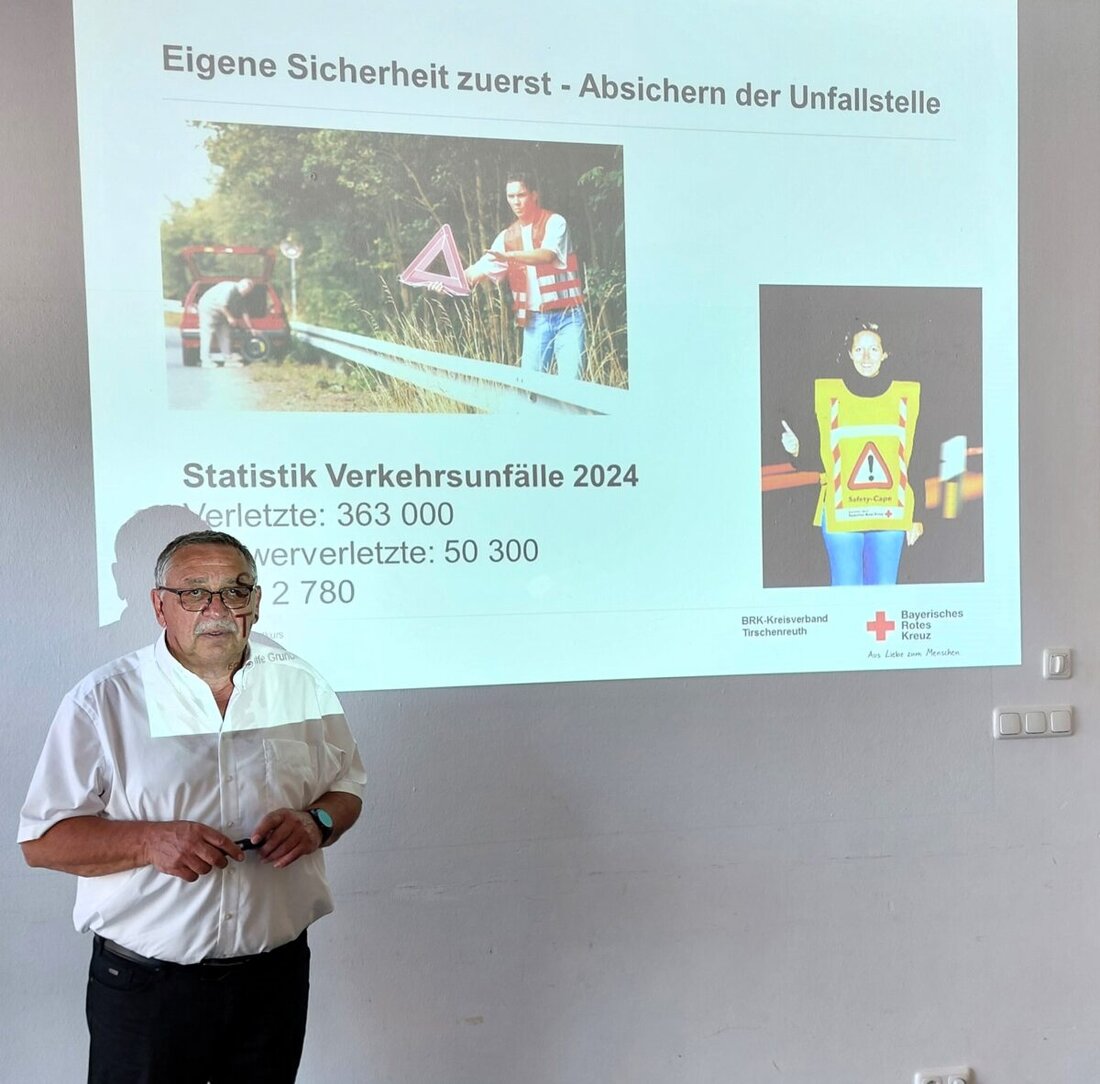 Weiden. Senioren lernten bei einer Versammlung, wie man in Notfällen richtig handelt, einschließlich Erster Hilfe und dem Einsatz technischer Hilfen wie Smartwatches.  