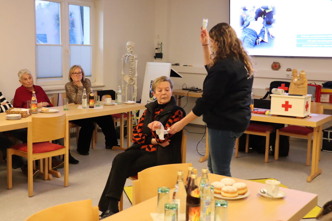 Burglengenfeld. Beim Seniorenprogramm übten Teilnehmende im Bayerischen Roten Kreuz Erste Hilfe. Im Fokus standen Wiederbelebung, der Einsatz des Defibrillators und das Erkennen von Schlaganfall und Herzinfarkt.