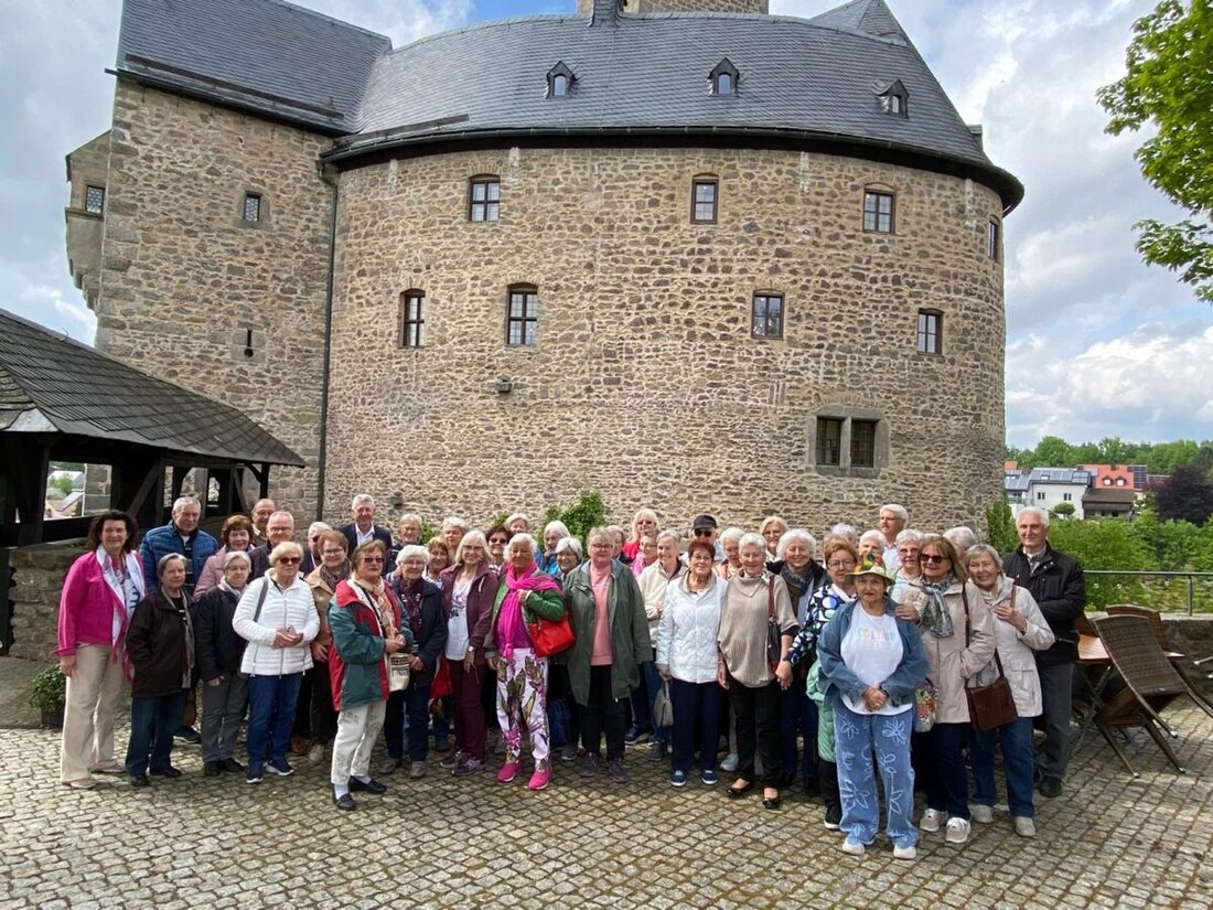 Falkenberg. Über 140 Senioren besuchten auf ihrem Ausflug die Burg Falkenberg und das Kommunbrauhaus Falkenberg, genossen eine Führung, handwerkliche Bierherstellung und geselliges Beisammensein.